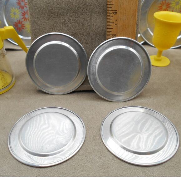 Vintage Aluminum Specialty Co./Chilton Yellow Coffee Pot, Tin Plates, & Cups - Picture 11 of 16